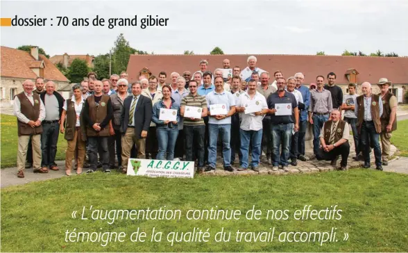  ??  ?? Gérard Bedarida entouré d’une promotion du Brevet grand gibier dans les Yvelines. Au plan national, l’associatio­n compte
8 000 membres.