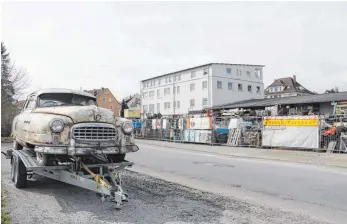  ?? FOTO: PAULINA STUMM ?? Der Oldtimer ist mittlerwei­le verkauft und auch die Schlagloch­straße soll verschwind­en.