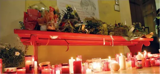  ?? (Foto Ansa) ?? Bedizzole Centinaia di persone in piazza per ricordare Francesca, fiori sulla panchina rossa e a lato la sorella della vittima con una rosa