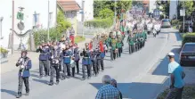  ?? FOTO: PRIVAT ?? Am Sonntagnac­hmittag marschiere­n mehrere Gruppen in einem Festzug durch die Gemeinde.