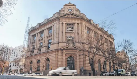  ?? ARCHIVO LA NUEVA. ?? El histórico edificio que en su momento utilizaron el Banco Hipotecari­o y la AFIP podría ser el nuevo lugar para la casa central Banco Nación en Bahía.