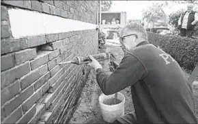  ??  ?? Veel huizen moesten gestut worden na de aardbeving­en.