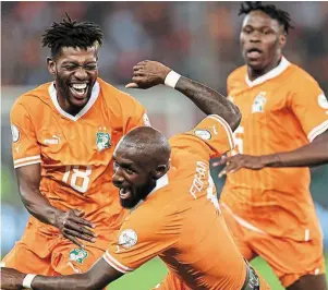  ?? | PHOTO : AFP ?? Poursuivi par Ibrahim Sangaré et Wilfried Singo, Seko Fofana célèbre son but face à la Guinée-Bissau, hier.