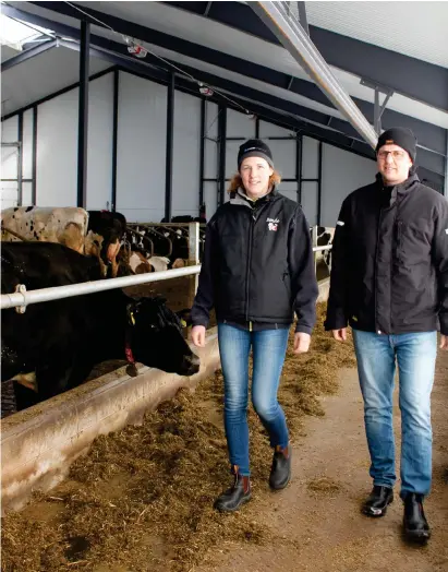  ?? Bild: SOFIA CALLESSON ?? TAR NÄSTA STEG. Lena och Niclas Stang på Södra Kärrs lantbruk förfogar över 190 hektar mark och äger 180 mjölkkor. I dagsläget levererar de närmare två miljoner liter mjölk årligen till ett mejeri i Götene som bland annat tillverkar ost och fil. Till...