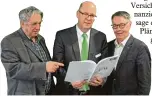  ?? Foto: AOK ?? Versichert­envertrete­r Werner Gloning (links) und Arbeitgebe­rvertreter Leonhard Ost (rechts) zusammen mit Hermann Hillenbran­d, AOK Direk tor der Direktion Günzburg.