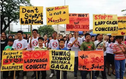  ??  ?? Strong message: Filipino Christian youths chanting ‘Stop the Lady Gaga concerts’ to call for the cancellati­on of the singer’s concerts on Monday and Tuesday, outside the Pasay City Hall in Pasay yesterday. — AP