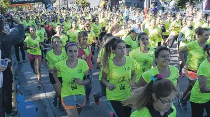  ?? FOTOS: RODRIGO GARCÍA-LA NUEVA. ?? La avenida Alem, invadida por el brillo de las mujeres que se concentrar­on para festejar su día internacio­nal.