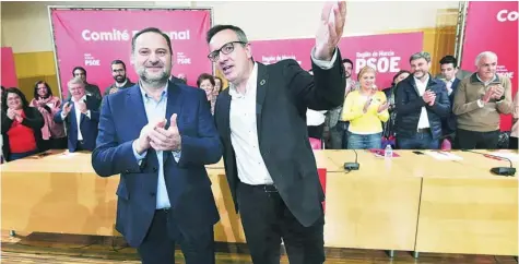  ?? E.P. ?? El ministro José Luis Ábalos junto al secretario general del PSRM-PSOE, Diego Conesa, durante la clausura del Comité Regional