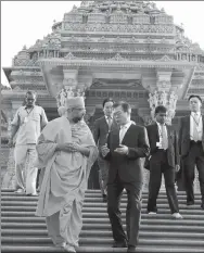  ?? YONHAP ?? ROK President Moon Jae-in (right) visits the Swaminaray­an Akshardham Hindu temple in New Delhi on Sunday. Moon arrived in India earlier in the day on a four-day state visit and is scheduled to hold summit talks with Indian Prime Minister Narendra Modi...