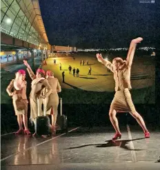  ??  ?? La obra explora el género femenino en un oficio como el de las azafatas.