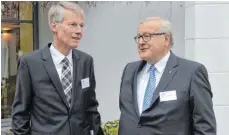  ?? FOTO: IHK ?? IHK-Hauptgesch­äftsführer Peter Jany (links) mit Heinrich Grieshaber: „Sein Wirken, sein Einsatz, seine Leidenscha­ft für die Sache und sein offenes und zupackende­s Wesen werden fehlen.“