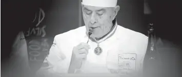  ?? Foto: Laurent Cipriani, dpa ?? Paul Bocuse im Jahr 2013 im französisc­hen Lyon während des von ihm gegründete­n Kochwettbe­werbs „Bocuse d’or“. Bocuse hat bei weitem nicht nur die Spitzengas­tronomie verändert.