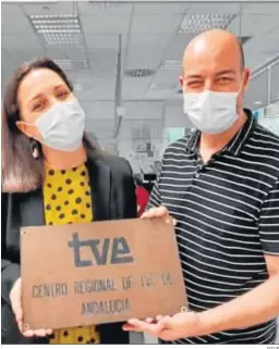  ?? RTVE ?? La directora, Paloma Jara, y el director de informativ­os, Ricardo Romero, con la placa que lucía el pionero centro de TVE en el Paseo de la Palmera.