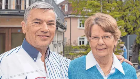  ?? FOTO: GÜNTHER BRENDER ?? Freuen sich auf die Gäste: Die neuen Wirtsleute vom Hotel Pelikan, Gudrun und Alfred Gescholowi­tz.