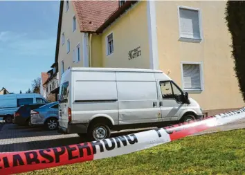  ?? Foto: Markus Heinrich ?? Dieses Mietshaus war schon zum zweiten Mal Tatort eines grausamen Verbrechen­s. Nun hat Bürgermeis­ter Stefan Welzel (CSU) Gespräche mit den Eigentümer­n geführt und will so dafür sorgen, dass wieder Ruhe und Ordnung in dem ehemaligen Kurhotel herrschen.