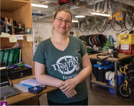  ?? Photo : Marta Guerrero ?? Ainza Bellefeuil­le, présidente du CA de la Coop vélo cité et membre de la coopérativ­e.