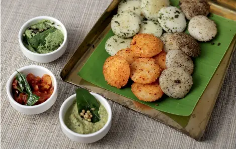  ??  ?? Different kinds of idli served at Svatma. Below: A lemon and ginger summer cooler.