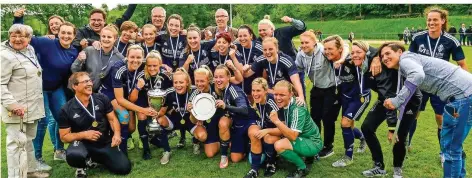  ?? FOTO: ROLF RUPPENTHAL ?? Lauter strahlende Gesichter: Die Spielerinn­en des 1. FC Riegelsber­g durften gestern über den Gewinn des Saarlandpo­kals jubeln.