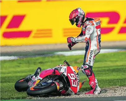  ?? EUROPA PRESS ?? Marc Márquez, después de su caída en Silverston­e