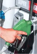  ?? FOTO: EL HERALDO ?? la gasolina superior ha subido a cerca de 82 lempiras el galón.