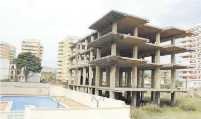  ?? EVA BELLIDO ?? Esta es una de las pocas parcelas de suelo hotelero que existe en la localidad y en primera línea de la playa.