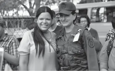  ??  ?? MARÍA GABRIELA CHÁVEZ. La hija del ex presidente Chávez votó ayer en Caracas. En la foto con una militar tras sufragar.