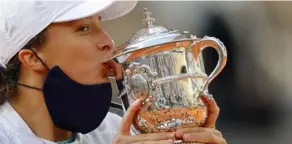  ?? AFP ?? Iga Swiatek festejó de esta manera su triunfo en Roland Garros, conseguido ayer apenas a sus 19 años.