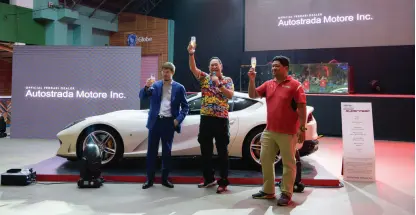  ??  ?? Celebratin­g a milestone in Ferrari’s V12 History: Autostrada Motore chairman and president Wellington Soong (center) offers a toast with the Italian Embassy’s First Secretary and Deputy Head of Mission Fabio Schina (left) and Autostrada Motore...