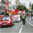  ?? FOTO: ORTHEN ?? Die Demo zog vom DGB-Haus über die Oststraße zur Königsalle­e.