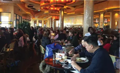  ?? KARON LIU/TORONTO STAR PHOTOS ?? The dining room at Canada’s first Cheesecake Factory location seats 287 people, so take that into account if there is a long line when you get there.