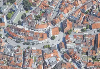 ?? FOTO: ROLAND RASEMANN ?? Ravensburg­er Altstadt: Von der Grundsteue­r sind sowohl Mieter als auch Hausbesitz­er betroffen. Für die Kommunen ist sie eine wichtige Einnahmequ­elle.