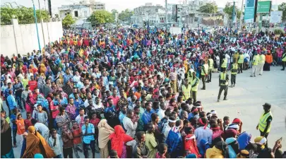  ??  ?? Manifestan­tes tomaram as ruas de Mogadíscio, capital do país, e houve confronto com policiais