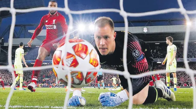  ?? REUTERS ?? Georginio Wijnaldum (i), del Liverpool, marcó el segundo gol en el triunfo 4-0 frente al Barcelona. Marc-andre ter Stegen, arquero del visitante (c), ingresa a la portería para tratar de tomar el balón.