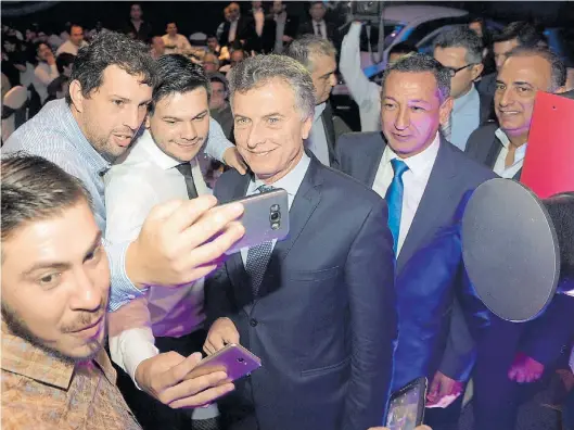  ?? PRESIDENCI­A ?? Celebració­n. El sábado a la noche, Macri estuvo en un encuentro del gremio La Fraternida­d, en Parque Norte.