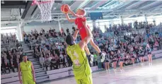  ?? SZ-FOTOS: MAS ?? Die Steeples und der Nachwuchs der TSG-Basketball­er unterstütz­en sich...