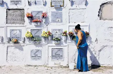  ?? LUIS RODRÍGUEZ Y JESÚS RICO. ?? La mañana de ayer, Luz Divina Cabarcas visitó la tumba de su hija Gabriela en el cementerio Universal.