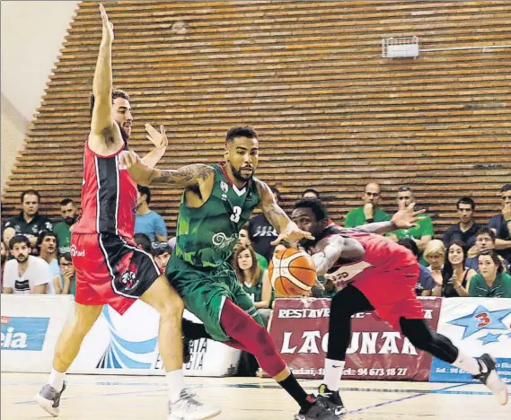  ?? FOTO: MIREYA LÓPEZ ?? Lucha hasta el final Mutakabbir intenta penetrar en la zona del Valladolid en una acción del duelo de Larrea