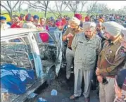  ?? HT PHOTO ?? ■
Police personnel inspect the damaged school van, after it caught fire in Sangrur district of Punjab on Saturday.