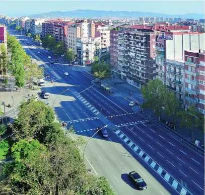  ??  ?? Arriba, imagen de la reforma de la Meridiana, la tercera vía más larga de la ciudad con hasta 7,1 kilómetros. Abajo, el aspecto actual de la avenida