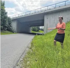  ?? FOTO: RIC ?? Der Grund, auf dem Bürgermeis­terin Simone Rürup steht, gehört der Gemeinde. Aber statt eines angedachte­n Radweges kommt hier gar nichts.