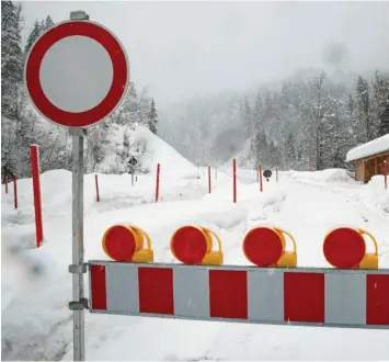  ?? Foto: Matthias Becker ?? Der Riedbergpa­ss ist dicht: Nach einem Lawinenabg­ang wurde die Straße zwischen Obermaisel­stein und Balderschw­ang (Kreis Oberallgäu) gesperrt.