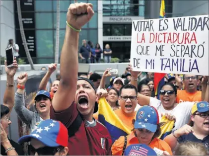  ??  ?? Protesta contra las elecciones en Venezuela ante el consulado en Miami, el 20 de mayo.