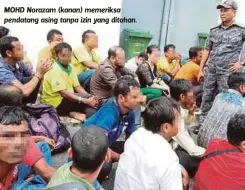  ??  ?? MOHD Norazam (kanan) memeriksa pendatang asing tanpa izin yang ditahan.