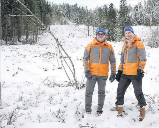  ?? FOTO: TORE ØYVIND MOEN ?? HOGSTREKOR­D: Aldri før har AT Skog omsatt så mye tømmer som i år. Hogstfelte­t fagsjef Simon Thorsdal og kommunikas­jonssjef Stine Solbakken står på ligger rett ved Trommedals­vegen i Skien.