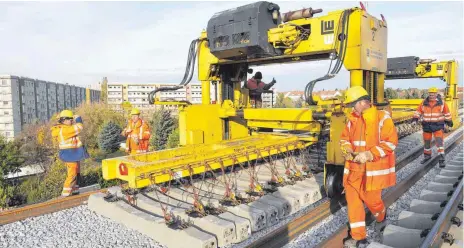  ?? FOTO: IMAGO ?? Bauarbeite­n an der Hochgeschw­indigkeits-Bahnstreck­e Leipzig-Dresden-Berlin: Im Gleisbau liegt der Ursprung des Göppinger Familienko­nzerns Leonhard Weiss.