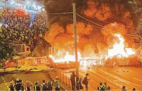  ?? Foto: Shuttersto­ck ?? Barikády hoří V centru Hongkongu se odehrává další urputný střet mezi demonstran­ty a policejním­i jednotkami.