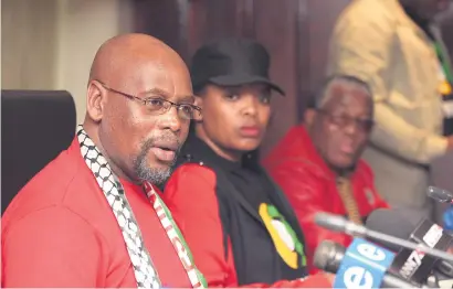  ?? Picture: Nigel Sibanda ?? Cosatu president Sdumo Dlamini, left, briefs the media at Cosatu House in Johannesbu­rg yesterday on the union’s three-day central executive committee meeting.