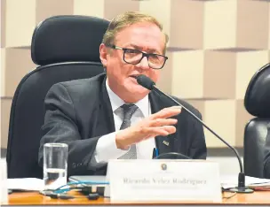  ?? Luis Fortes/ MEC ?? Bolsonaro garantiu que Vélez Rodríguez continua no comando da pasta, mesmo após divergênci­as com Olavo de Carvalho