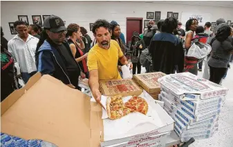  ?? Bob Andres / Atlanta Journal-Constituti­on ?? The wait time to vote at the Pittman Park precinct in Atlanta was reported to be three hours. Pizza and snacks were donated for the people waiting in line.