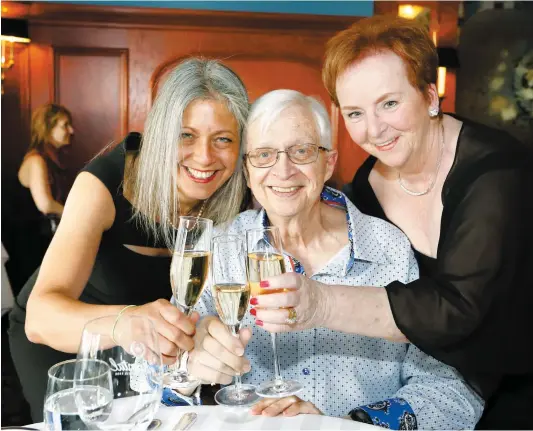  ?? PHOTO LE JOURNAL DE QUÉBEC,PASCAL HUOT ?? Parmi ses dernières volontés, Claude Dionne souhaitait à tout prix déguster un dernier filet mignon au restaurant Le Continenta­l, dans le Vieux-Québec. Il est accompagné de son épouse Denise Gaudreault et de sa nièce Martine Dionne.